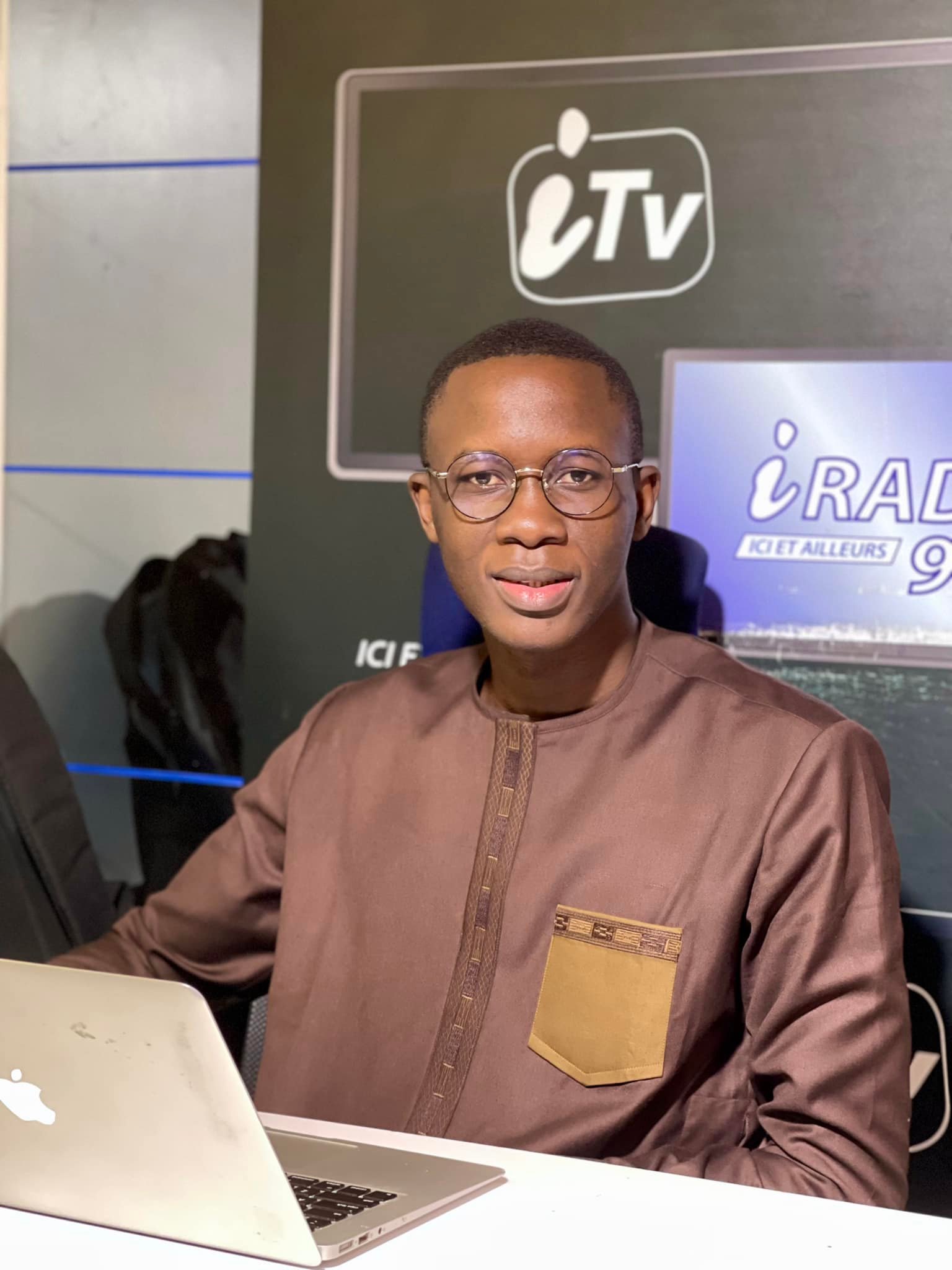 Un Journaliste Engagé pour les Écrivains et les Droits Humains – Sénégal Njaay – Senegal-njaay.com