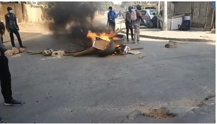 Barricades en feu à Dakar alors qu’une manifestation est dispersée
