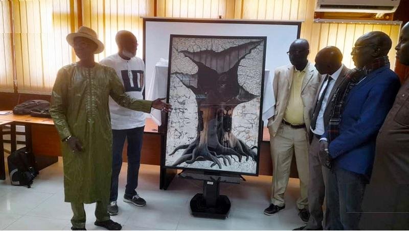 LE PEINTRE ABDOULAYE DIALLO OFFRE UN TABLEAU SEMBENE A LA FLSH – Sénégal Njaay – Senegal-njaay.com