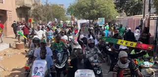 Affrontements entre partisans de Ousmane Sonko et ceux de Abdoulaye Saydou Sow : les bancs publics de la mairie et le siège de l’Apr saccagés