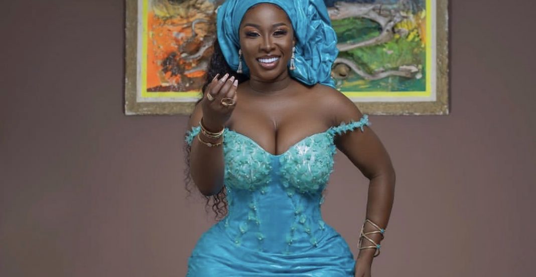 Carmen Sama, l’éblouissante beauté ivoirienne, captive tous les regards