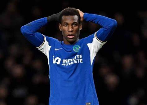 Nouveau look : Nicolas Jackson se débarrasse de ses…